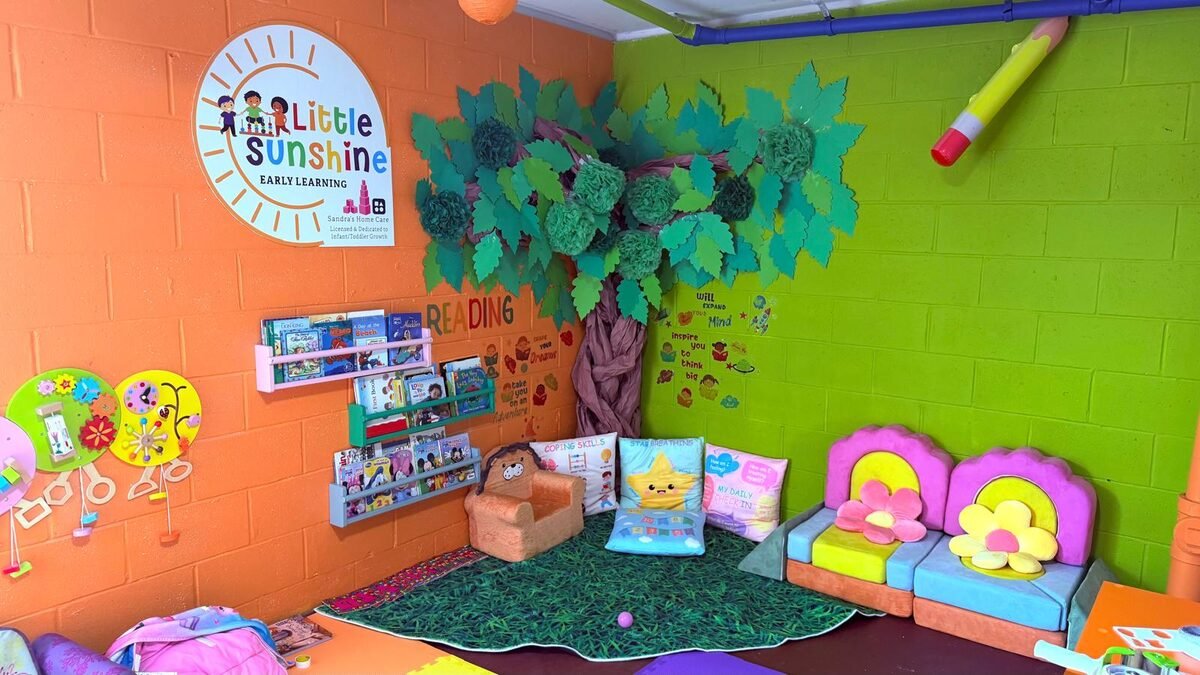 Rincón de lectura de Little Sunshine con el logo en la pared